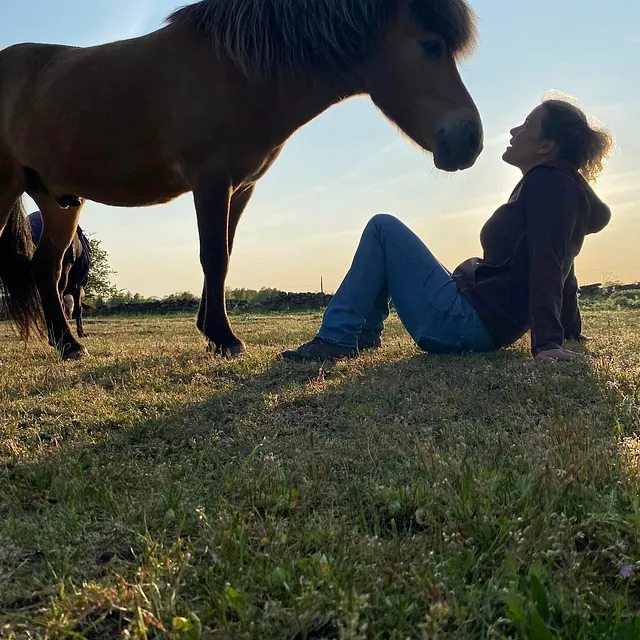 Elin tillsammans med en häst i hagen