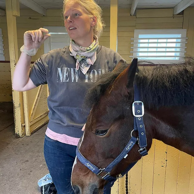 Elin tillsammans med en häst